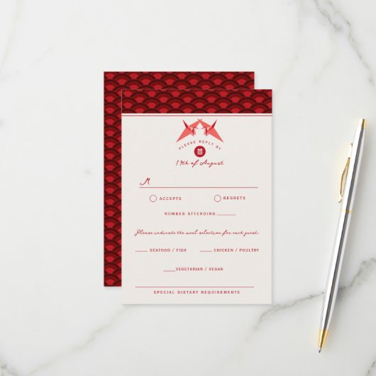 Origami Red Paper Cranes Scallop Asian Wedding RSVP Kaartje (Voorkant / Achterkant in situ)