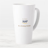 Origineel Het is geen dutje Het is een strategiese Latte Mok (Rechterhoek)