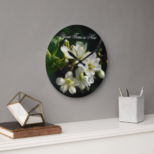 Originele White Plum Art Klok met Naam op de Muur