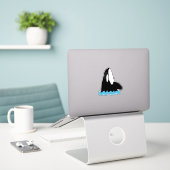 Orka-walvis die uit het water komt sticker (Laptop op bureau)