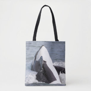 Orka walvis doorbreekt het wateroppervlak tote bag