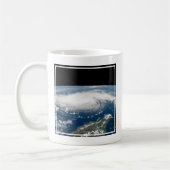 Orkaan Dorian boven de Atlantische Oceaan. Koffiemok (Links)