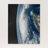 Orkaan Dorian boven de Atlantische Oceaan. Legpuzzel (Verticaal)