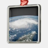 Orkaan Dorian boven de Atlantische Oceaan. Metalen Ornament (Links)