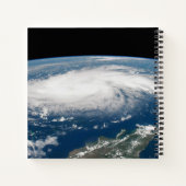 Orkaan Dorian boven de Atlantische Oceaan. Notitieboek (Achterkant)