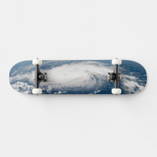 Orkaan Dorian boven de Atlantische Oceaan. Persoonlijk Skateboard