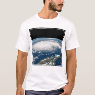 Orkaan Dorian boven de Atlantische Oceaan. T-shirt