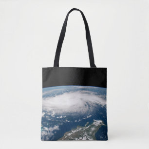 Orkaan Dorian boven de Atlantische Oceaan. Tote Bag