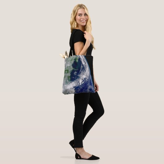 Orkaan Frances op een gedeeltelijke aarde. Tote Bag (Op model)