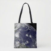 Orkaan Irene trekt door de Bahama's. Tote Bag (Voorkant)