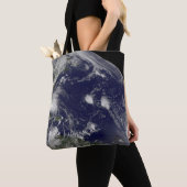 Orkaan Irene trekt door de Bahama's. Tote Bag (Dichtbij)