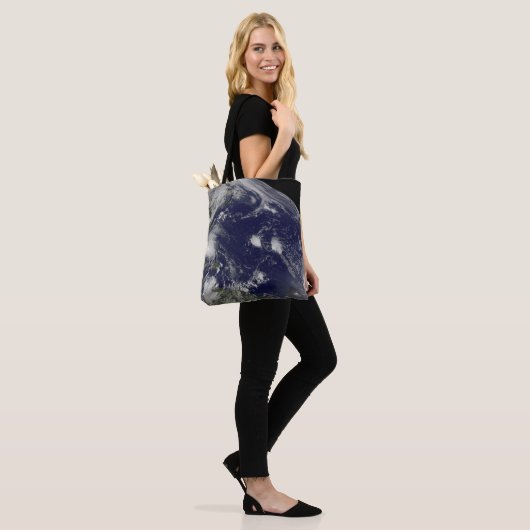 Orkaan Irene trekt door de Bahama's. Tote Bag (Op model)