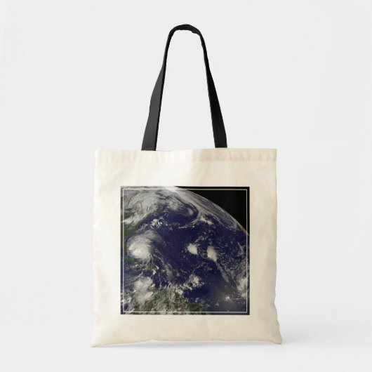 Orkaan Irene trekt door de Bahama's. Tote Bag (Voorkant)