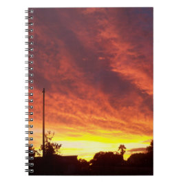 Orkaan komt bij zonsondergang notitieboek
