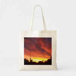 Orkaan komt bij zonsondergang tote bag