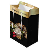 Ornament, Evergreen en Gold Ribbon Medium Cadeauzakje (Voorkant Gekanteld)