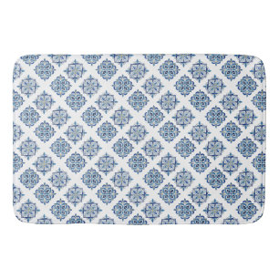 Ornament geborduurd blauw op wit badmat