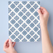 Ornament geborduurd blauw op wit flyer (Hand)