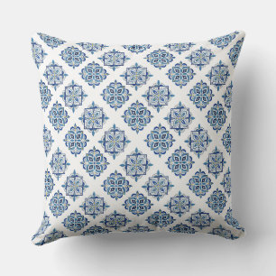 Ornament geborduurd blauw op wit kussen