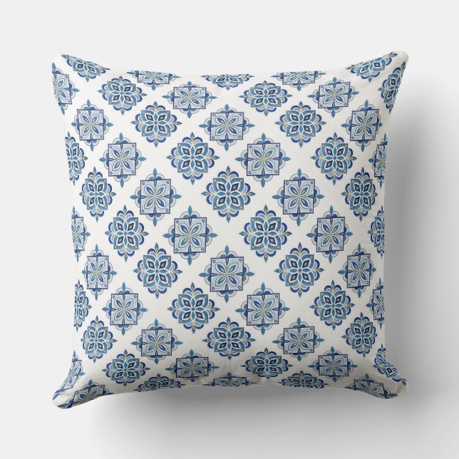 Ornament geborduurd blauw op wit kussen (Achterkant)