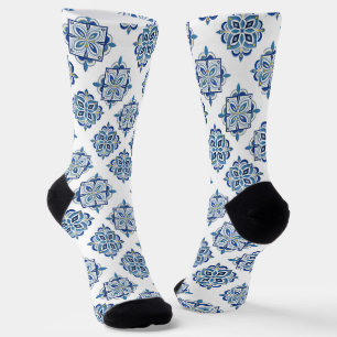 Ornament geborduurd blauw op wit sokken