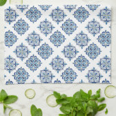 Ornament geborduurd blauw op wit theedoek (Gevouwen)