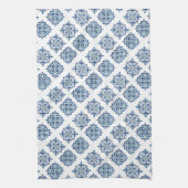 Ornament geborduurd blauw op wit theedoek (Verticaal)