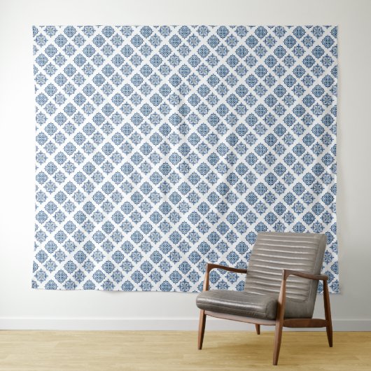 Ornament geborduurd blauw op wit wandkleed (In Situ (horizontaal))