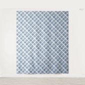 Ornament geborduurd blauw op wit wandkleed (Voorkant)