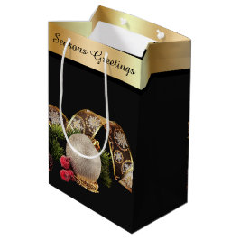 Ornament, groenblijvende tak en gouden lint medium cadeauzakje