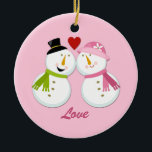 Ornament Snowman Snowlady Eerste Kerstmis<br><div class="desc">Roze en groene Snowman en Snowlady 1 Kerstmis samen - is een geweldig cadeau voor uw eerste kerstfeest samen of als een redding van de datum. Pas je eigen gegevens aan.</div>