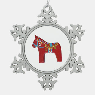 Ornament van rode paarden met sneeuwvlokken