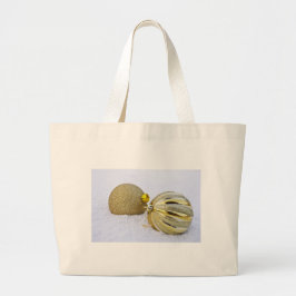 Ornamenten met gouden kerstbal in de sneeuw grote tote bag