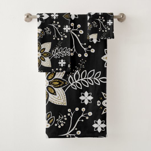 Ornate black and white floral pattern bad handdoek (Insitu)