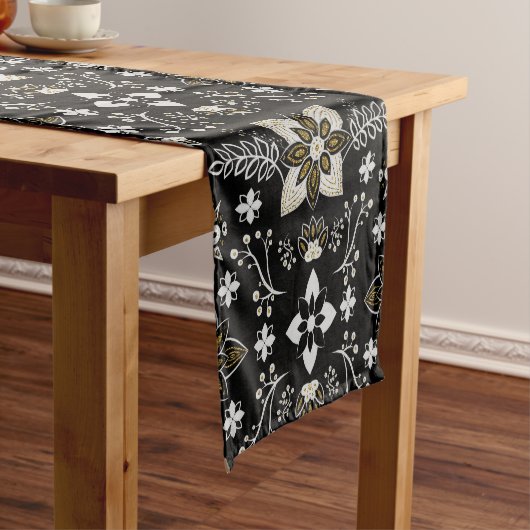 Ornate black and white floral pattern korte tafelloper (Voorbeeld)