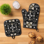 Ornate black and white floral pattern  ovenwant & pannenlap set (Top down)