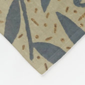 Ornate floral pattern with dark blue vines  fleece deken (Hoek)