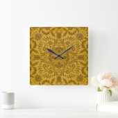 Ornate gold floral pattern with symmetrical vierkante klok (Huis)