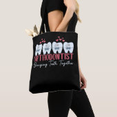 Orthodontist brengt Teeth Together Cute Braces Tote Bag (Dichtbij)