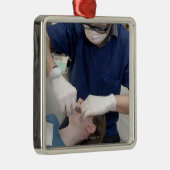 Orthodontist die de gebitsbeugels van een metalen ornament (Rechts)