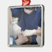 Orthodontist die de gebitsbeugels van een metalen ornament (Links)