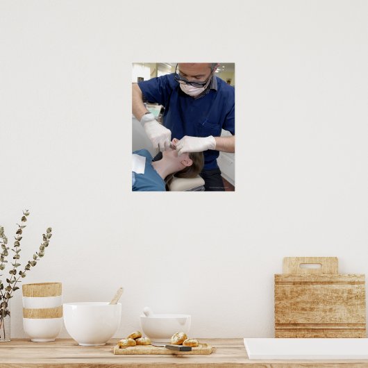 Orthodontist die de gebitsbeugels van een poster (Keuken)