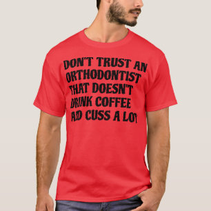 Orthodontist die koffie Drink, veroorzaakt veel T-shirt