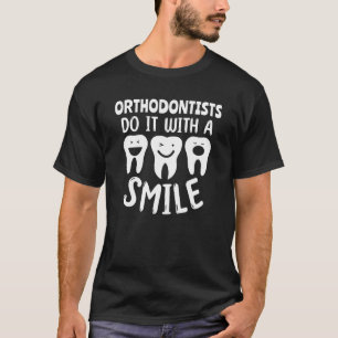 Orthodontisten doen het met een glimlorthodontie t-shirt