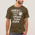 Orthopedisch chirurg eerst koffie en daarna werk t-shirt<br><div class="desc">Orthopedisch chirurg koffie en daarna werk spullen Gift. Perfect gift voor je vader, moeder, papa, mannen, vrouwen, vriend en familieleden op de dag van de Thanksgiving, kerstdag, Moederdag, vaderdag, 4 juli, 1776 Onafhankelijke dag, Veteranendag, Halloween Dag, Patrick's Day</div>