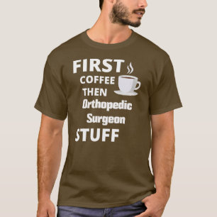 Orthopedisch chirurg eerst koffie en daarna werk t-shirt