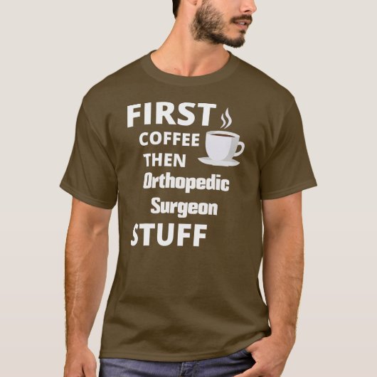 Orthopedisch chirurg eerst koffie en daarna werk t-shirt (Voorkant)