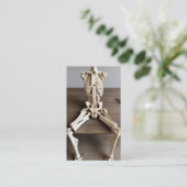 Orthopedisch chirurg zittend skelet visitekaartje (Staand voorkant)