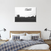 Orville Wright op vlucht 41 bij 60 voet hoog Canvas Afdruk (Insitu (Slaapkamer))