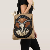 Oryx Emblem – Minimalist Horned Antelope Logo Tote Bag (Dichtbij)